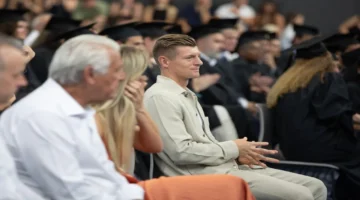 توني كروس يتحدث بوضوح عن تطور أداء فينيسيوس وتأثيره على ريال مدريد